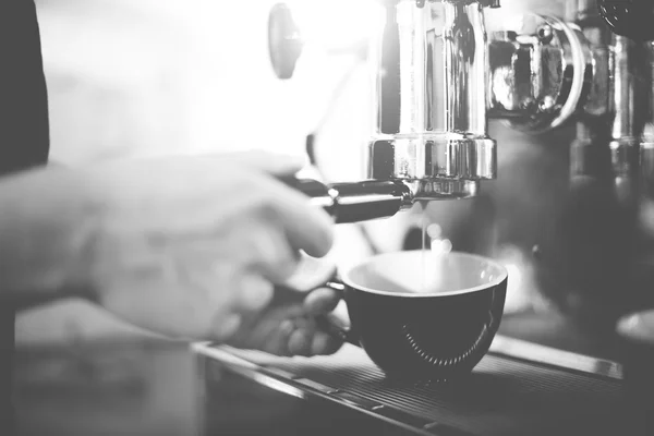 Barista maken van koffie — Stockfoto