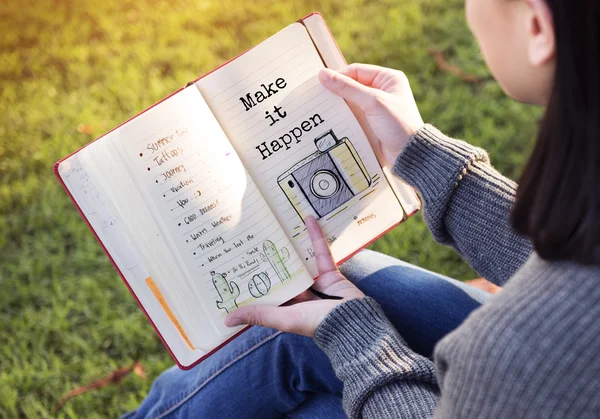 Menina segurando diário com notas — Fotografia de Stock