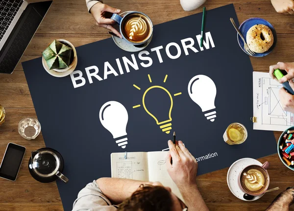 Tisch mit Poster mit Brainstormkonzept — Stockfoto