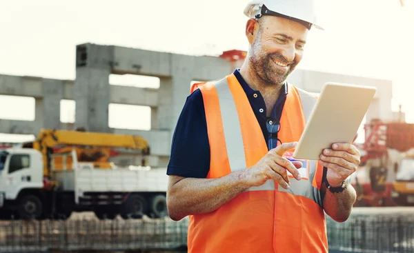 Trabajador de la construcción Mirando el plan de construcción —  Fotos de Stock