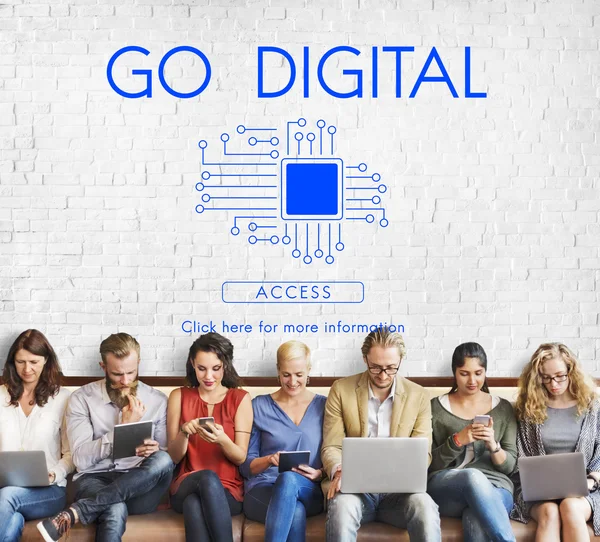 Persone si siedono con i dispositivi e Go Digital — Foto Stock