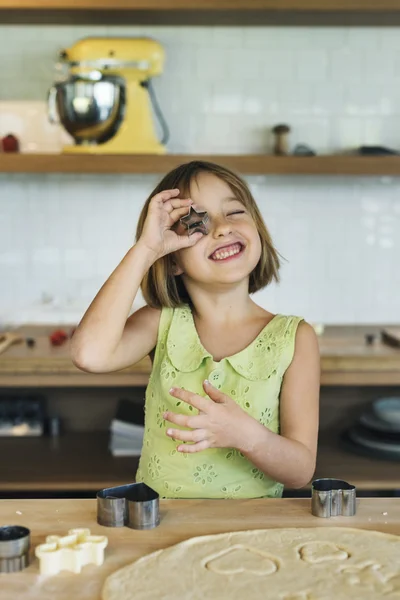 Roztomilá dívka, aby soubory cookie — Stock fotografie