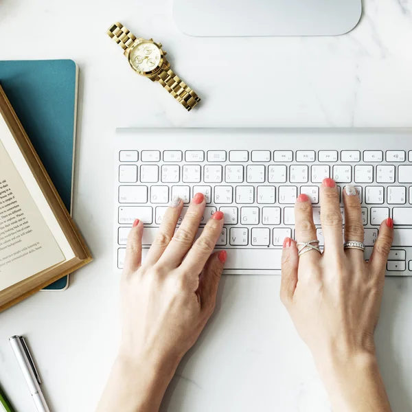 Mujer usando computadora — Foto de Stock