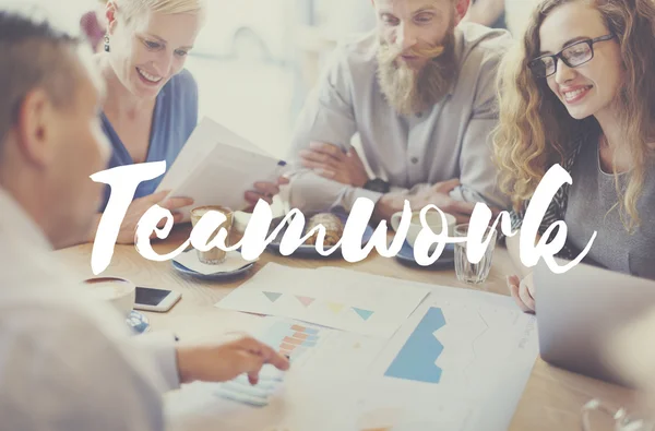 Mensen bespreken over teamwerk — Stockfoto