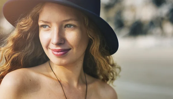 Hermosa mujer con sombrero —  Fotos de Stock