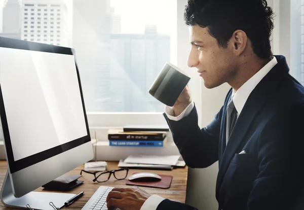 Homme d'affaires tapant sur le clavier de l'ordinateur — Photo