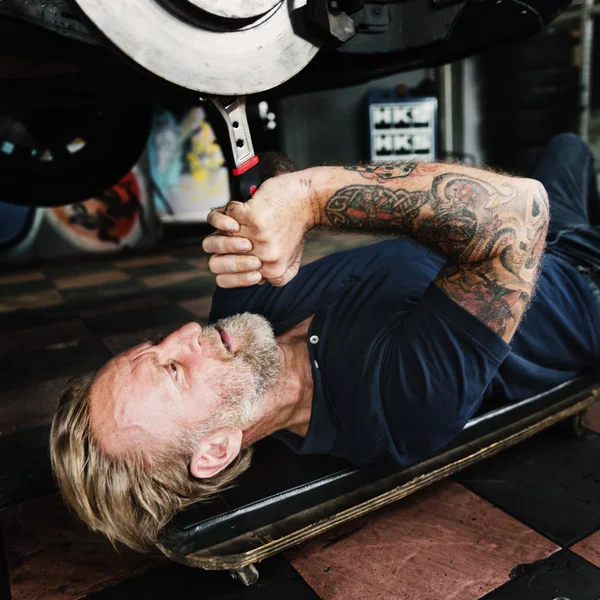 Car mechanic repairing automobile — Stock Photo, Image