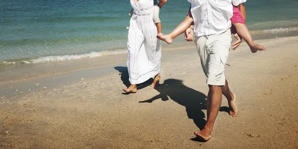 Freunde genießen am Strand — Stockfoto