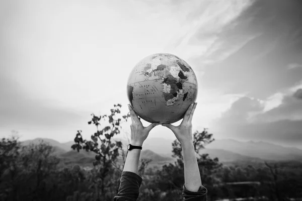 Pessoa segurando globo — Fotografia de Stock