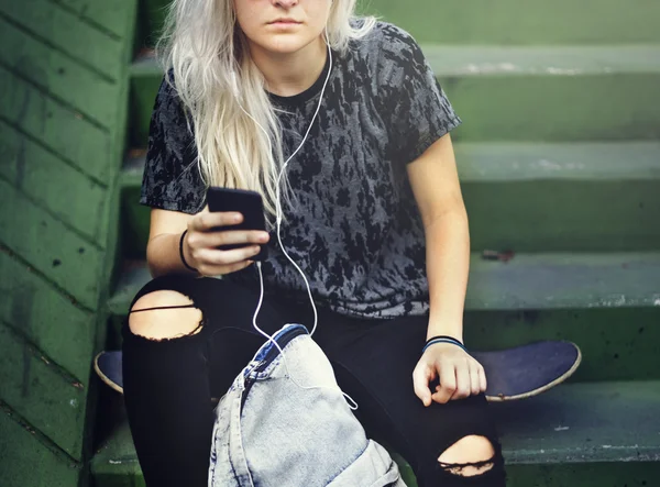 Σκέιτμπορντ κορίτσι ακούγοντας μουσική — Φωτογραφία Αρχείου