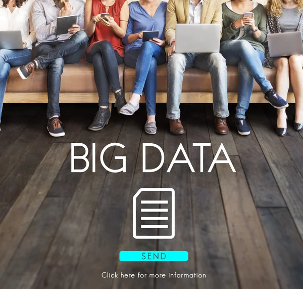Menschen sitzen mit Geräten und Big Data — Stockfoto