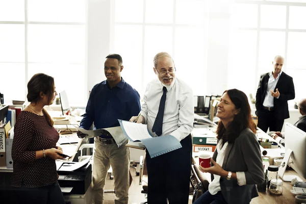 Uomini d'affari che lavorano in ufficio — Foto Stock