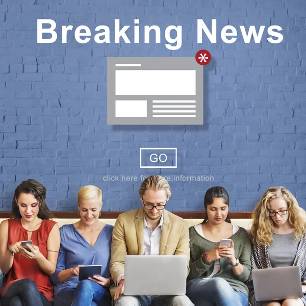 Mensen zitten met apparaten en Breaking News — Stockfoto