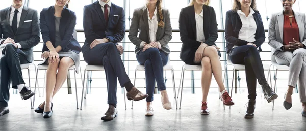 Arbeiter sitzen auf Stühlen — Stockfoto