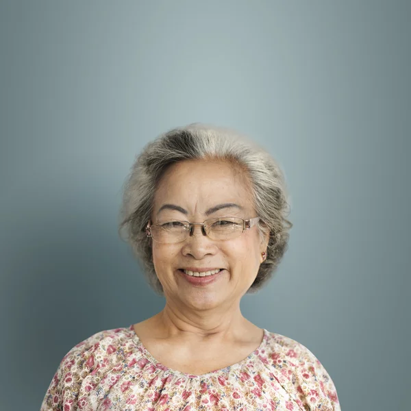 Senior mulher sorrindo para a câmera — Fotografia de Stock