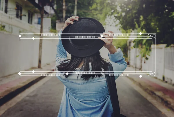 Femme en chapeau marchant dans la rue — Photo