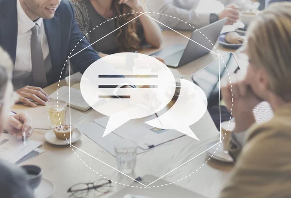 Menschen sitzen am Tisch und diskutieren — Stockfoto