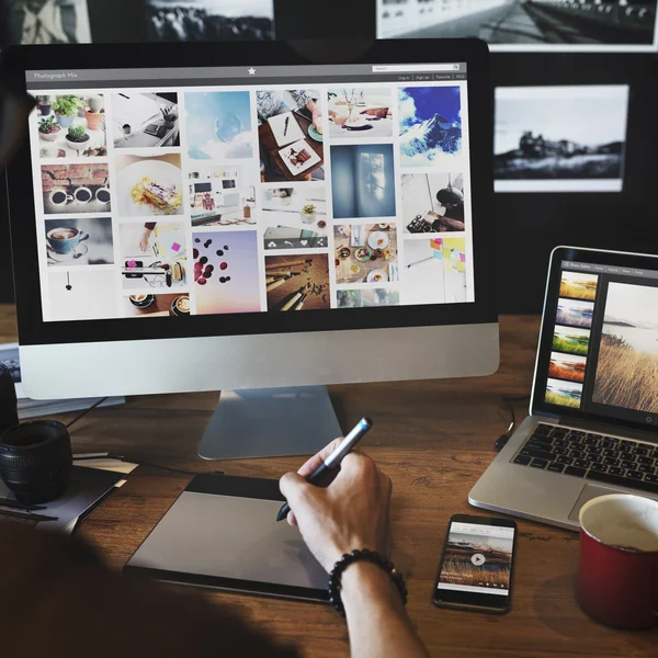 Man aan het werk bij studio met computer — Stockfoto