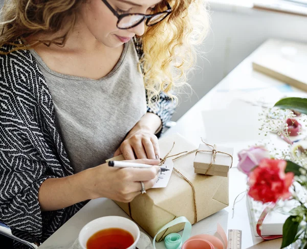 Kvinna med nuvarande box — Stockfoto