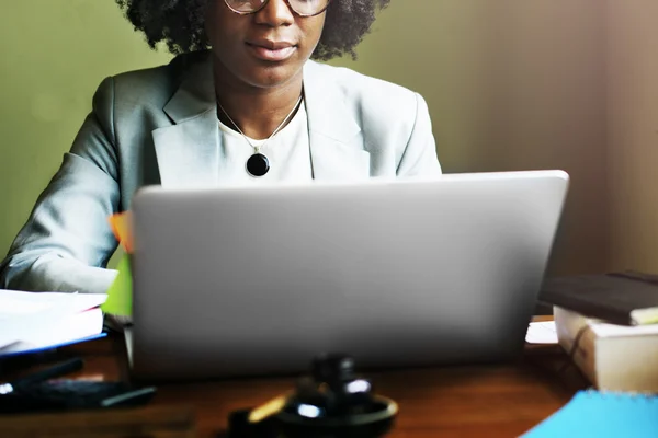 Mulher digitando no teclado do laptop — Fotografia de Stock