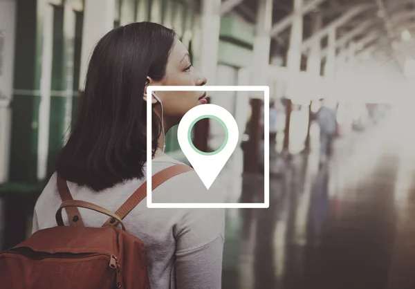 Chica viajando con mochila marrón — Foto de Stock