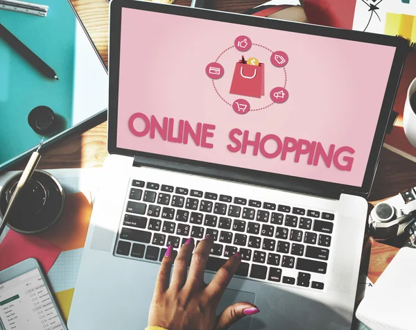 Laptop e Shopping Online Concept — Fotografia de Stock