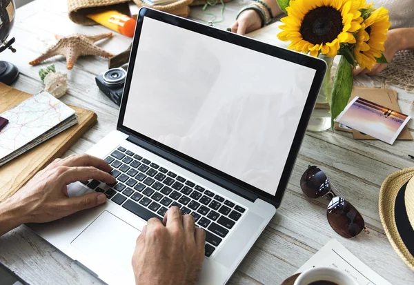 Man skriva på laptop tangentbord — Stockfoto