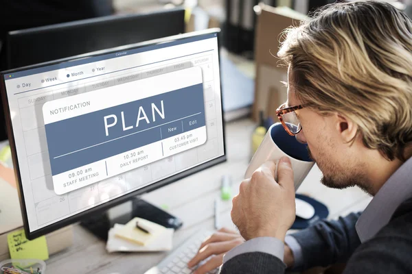 Bilgisayar klavyesinde yazan iş adamı