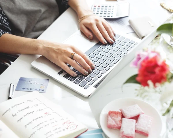 Vrouw met behulp van computer — Stockfoto