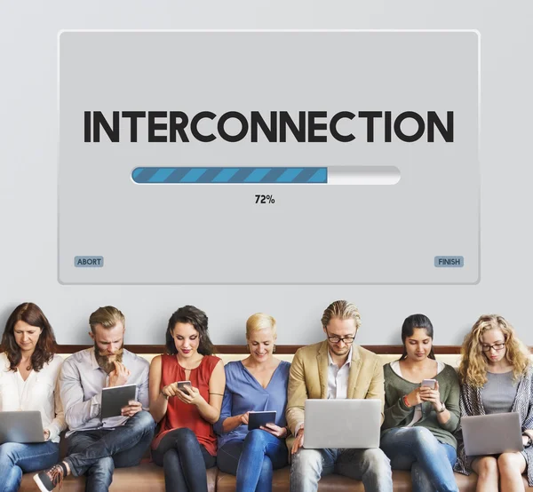 Personas se sientan con dispositivos e interconexión —  Fotos de Stock
