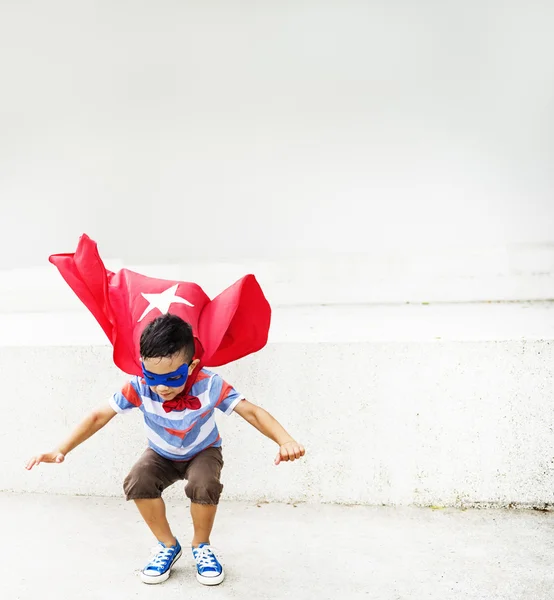 超级英雄的孩子学会飞 — 图库照片