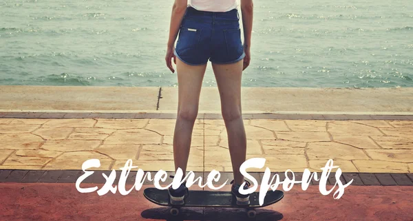 Flicka som rider på skateboard — Stockfoto