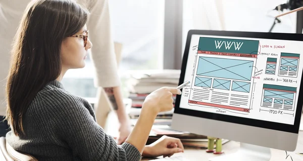 Wanita yang muncul di monitor dengan www — Stok Foto