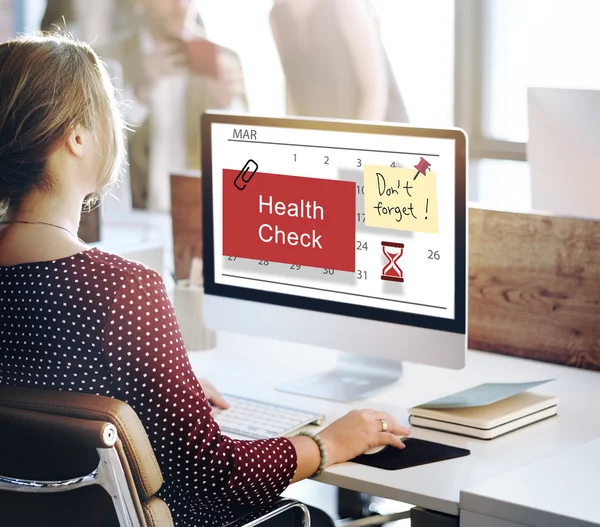 Affärskvinna arbetar på dator med hälsokontrollen — Stockfoto