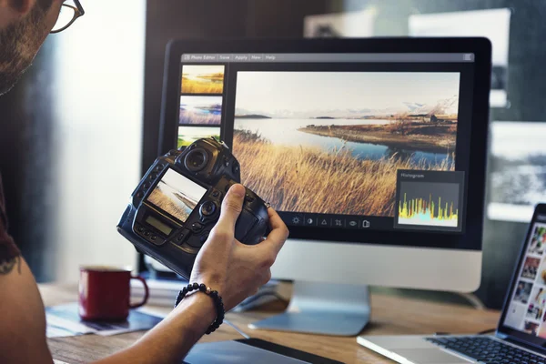 Fotografo con macchina fotografica su mani — Foto Stock