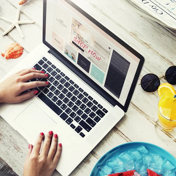 Donna digitando sulla tastiera del computer portatile — Foto Stock