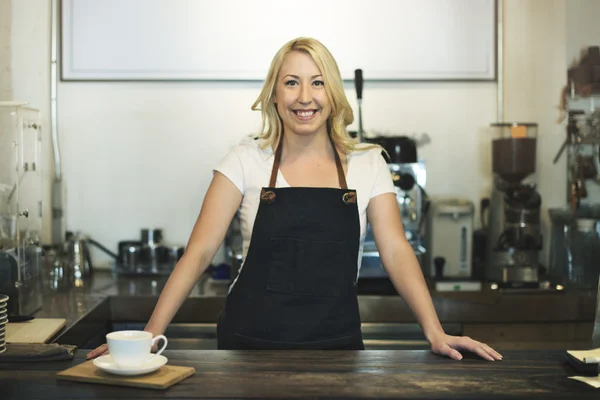 Sorridente ragazza barista — Foto Stock