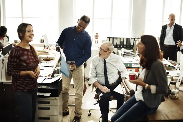 Hommes d'affaires au bureau — Photo