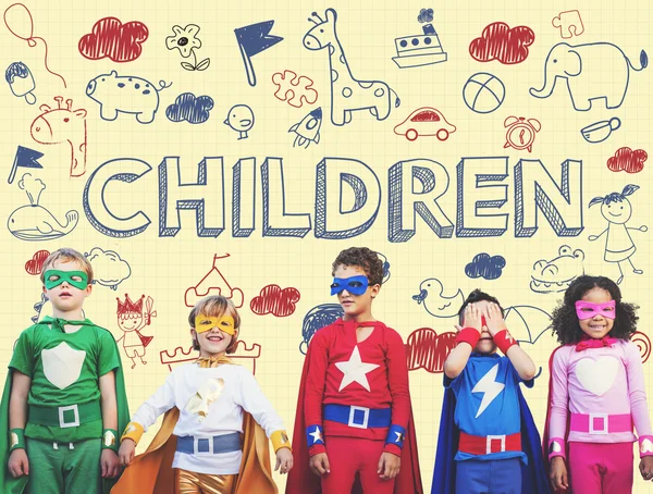 Crianças em trajes de super-heróis — Fotografia de Stock