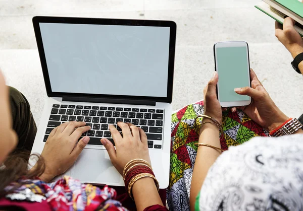 Mensen met digitale devises — Stockfoto