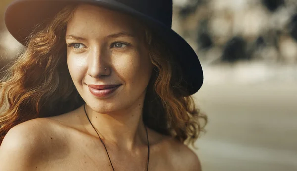 Hermosa mujer con sombrero —  Fotos de Stock