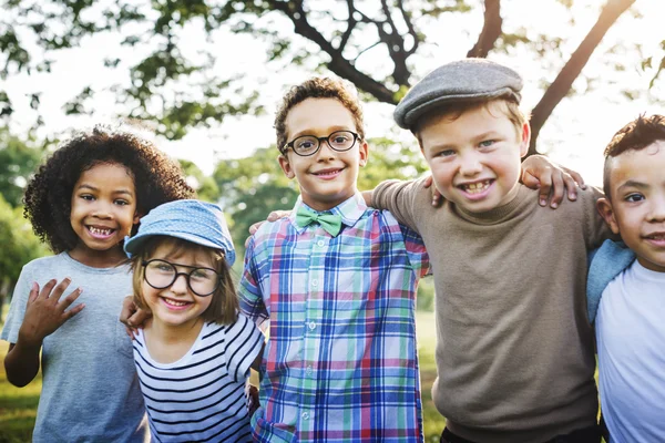 Niños riendo y divirtiéndose — Foto de Stock