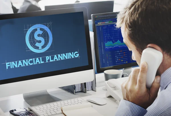 Zakenman die werken op de computer met de financiële planning — Stockfoto