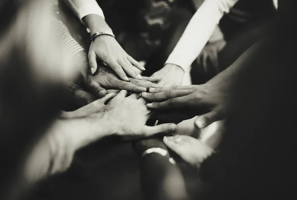 Alegre equipe Junte-se às mãos — Fotografia de Stock