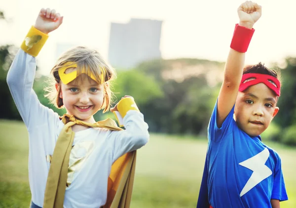 Copiii în costume de supereroi — Fotografie, imagine de stoc