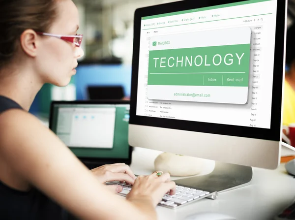 Affärskvinna arbetar på dator med teknik — Stockfoto