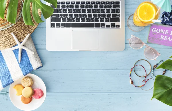 Teclado portátil y objetos de playa — Foto de Stock