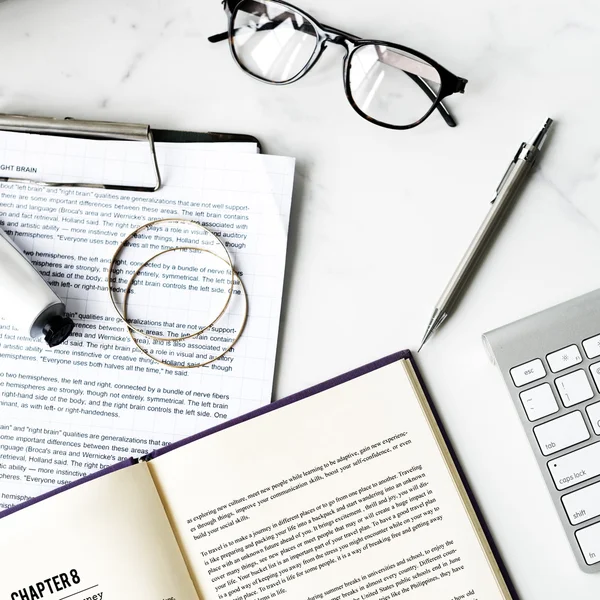 Spazio di lavoro con libro e bicchieri — Foto Stock