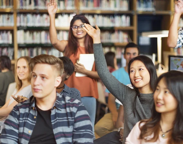 Compagni di classe in aula con lezione — Foto Stock