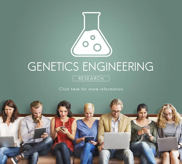 Люди сидять з пристроями та інженерією генетики — стокове фото